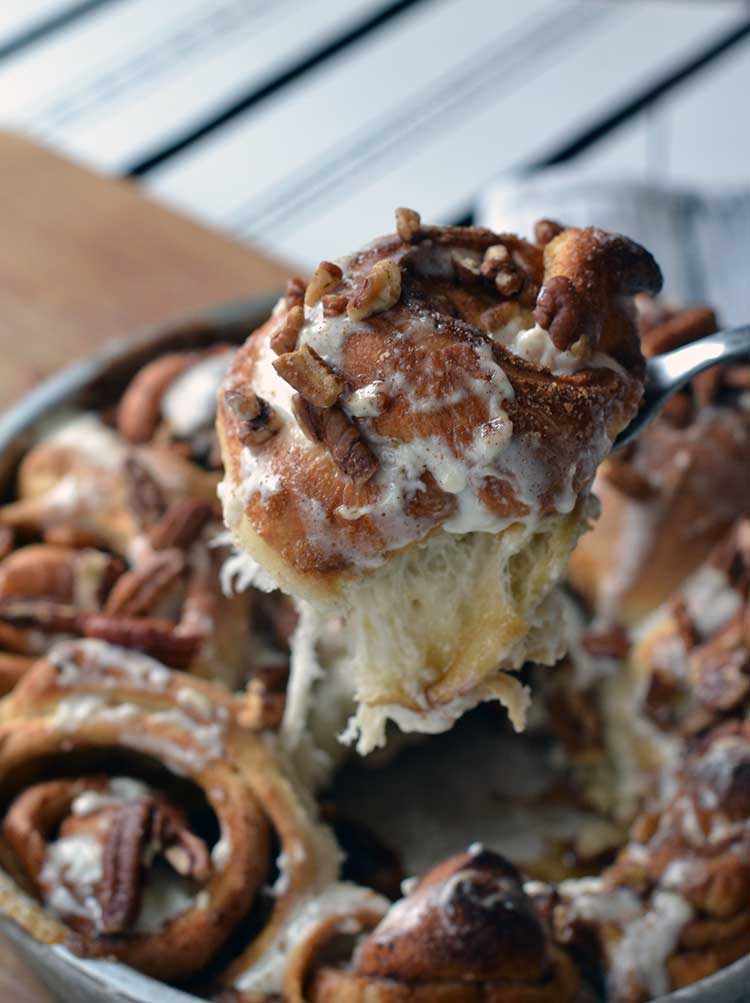 fast and quick cinnamon rolls with only 3 ingredients.