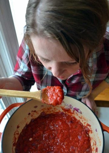homemade spaghetti sauce recipe that is easy, classic, and one you'll use again and again! nelliebellie.com
